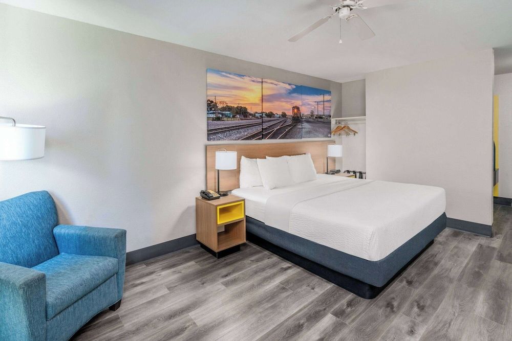 Standard Room, 1 King Bed
