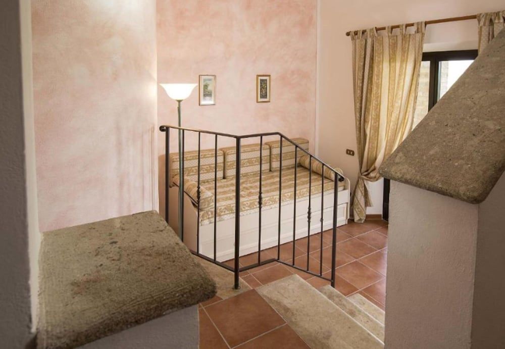 Suite, Hill View