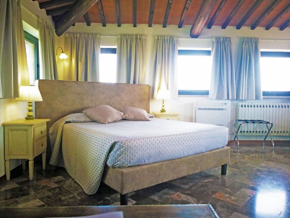 Suite, Hill View