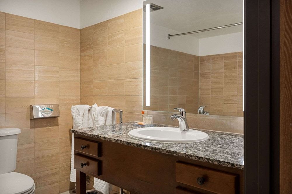 Chateau Big Bear Boutique Hotel, BW Signature Collection Standard Room, 2 Queen Beds, Non Smoking, Fireplace 3