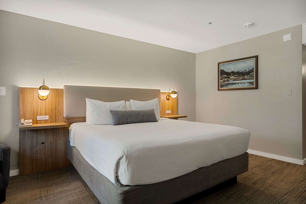 Chateau Big Bear Boutique Hotel, BW Signature Collection Standard Room, 1 King Bed, Non Smoking, Balcony 2