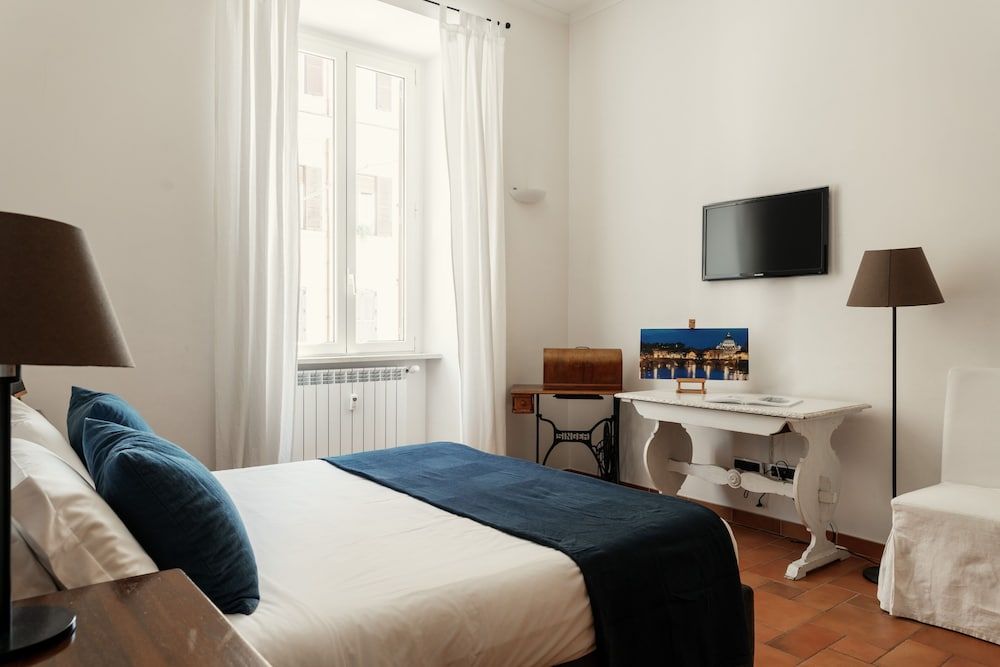 Domus Quiritum Deluxe Triple Room 8