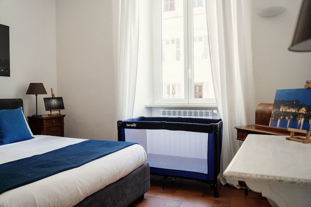 Domus Quiritum Deluxe Triple Room 9