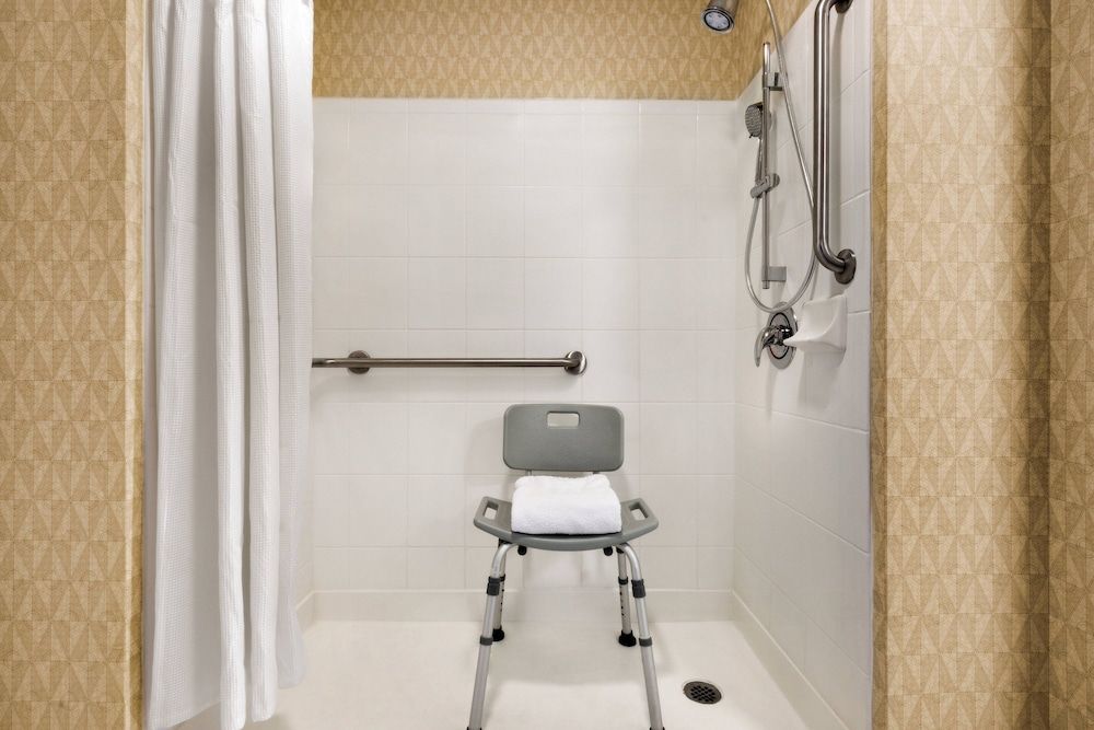 Suite, 1 Bedroom (Mobility/Hearing Access, Roll-In Shwr)