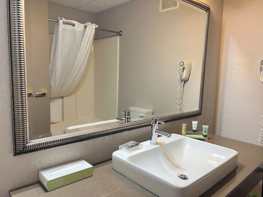 Country Inn & Suites by Radisson, Minneapolis/Shakopee Standard Room, 2 Queen Beds, Non Smoking 3
