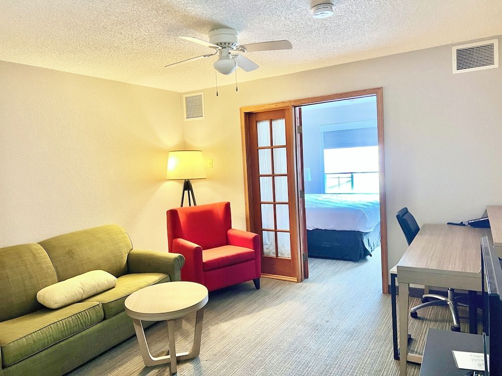 Country Inn & Suites by Radisson, Minneapolis/Shakopee Deluxe Suite, 1 King Bed with Sofa bed, Non Smoking 3