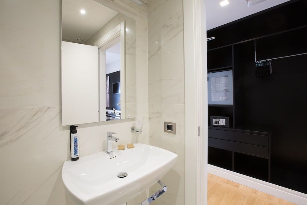 Floris Hotel Deluxe Double Room 13