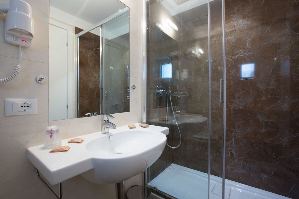 Floris Hotel Comfort Twin Room 9