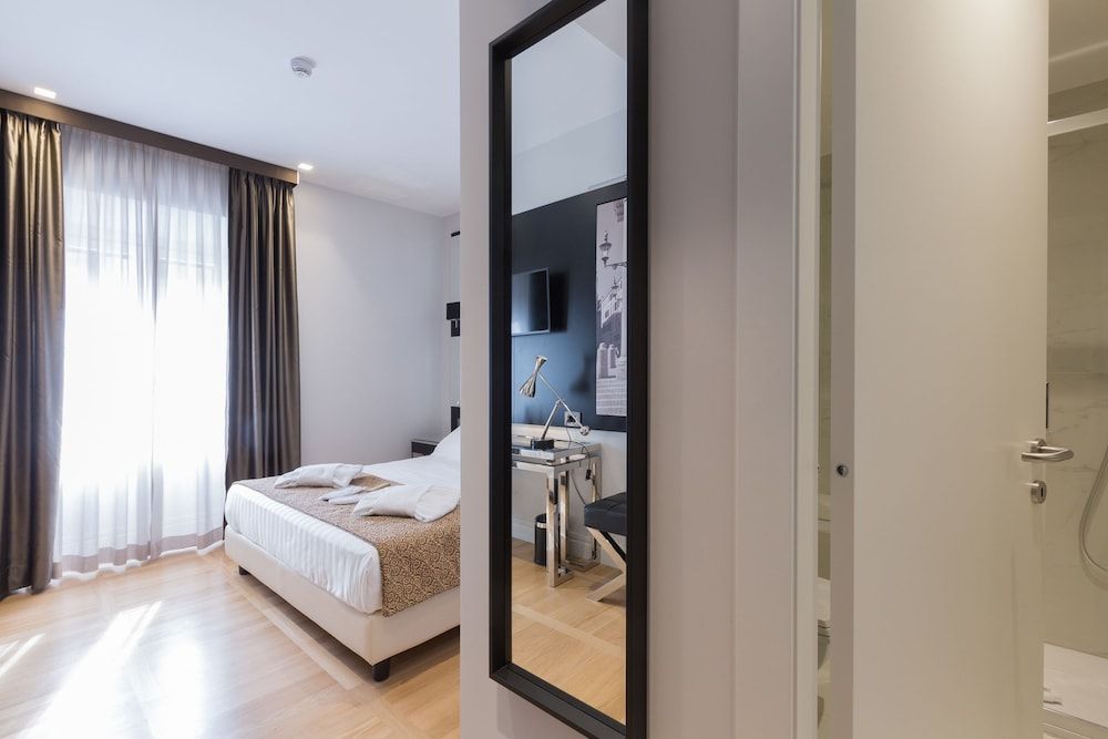 Floris Hotel Deluxe Double Room 4