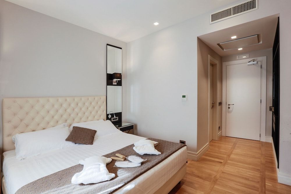 Floris Hotel Deluxe Double Room 6