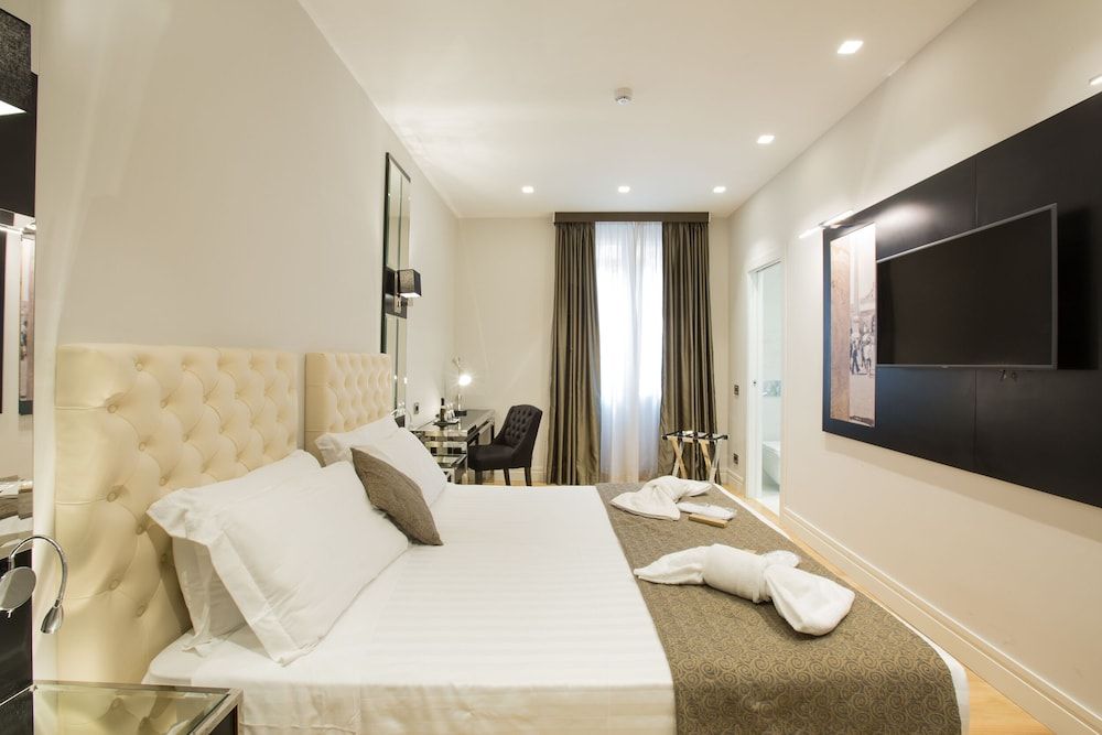 Floris Hotel Deluxe Double Room 8