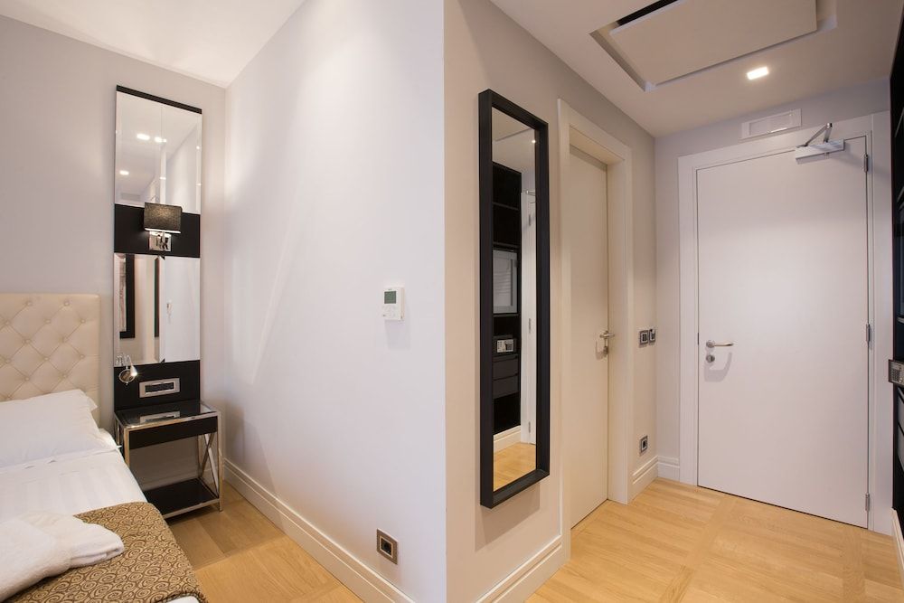 Floris Hotel Deluxe Double Room 17