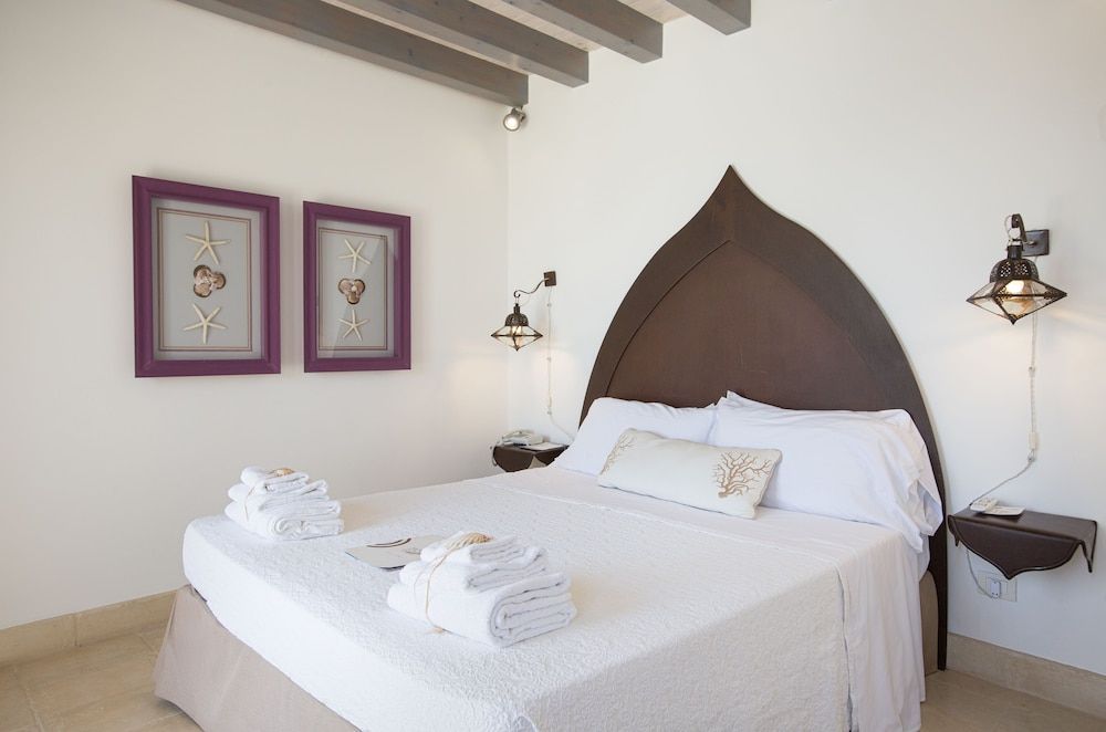 Standard Double Room, Terrace, Partial Sea View (Shared)