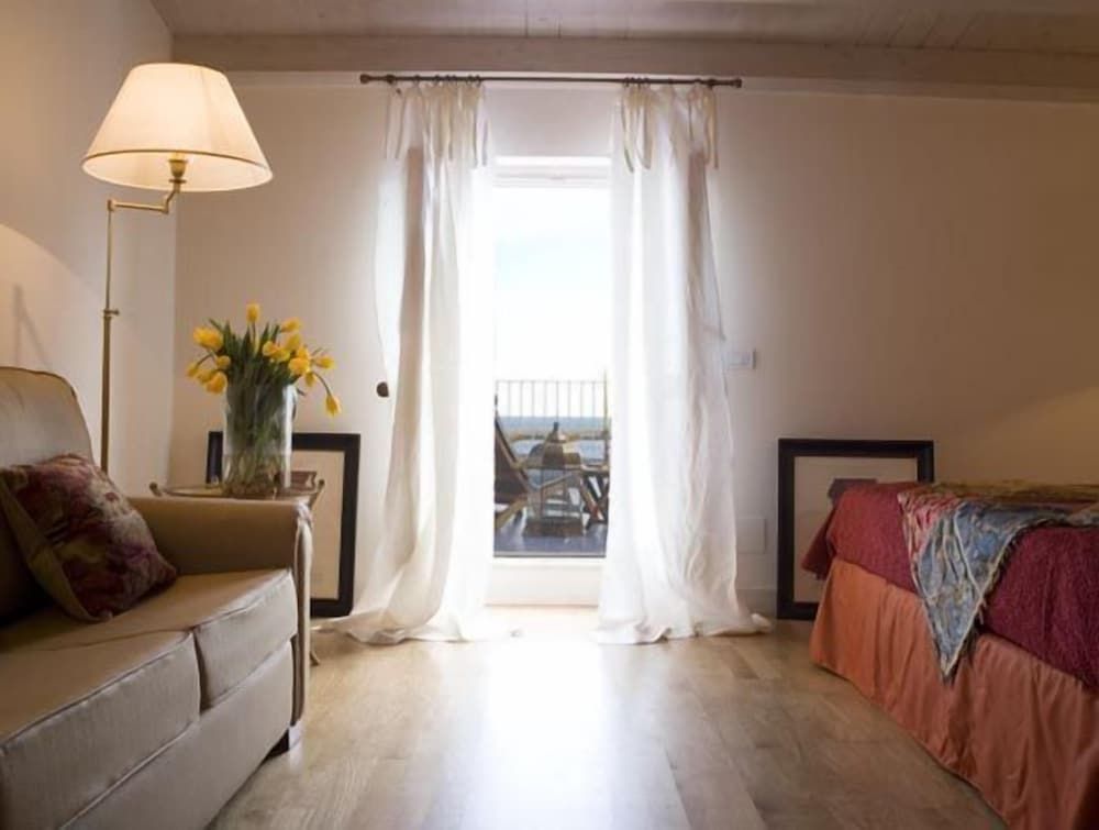 Suite, Balcony