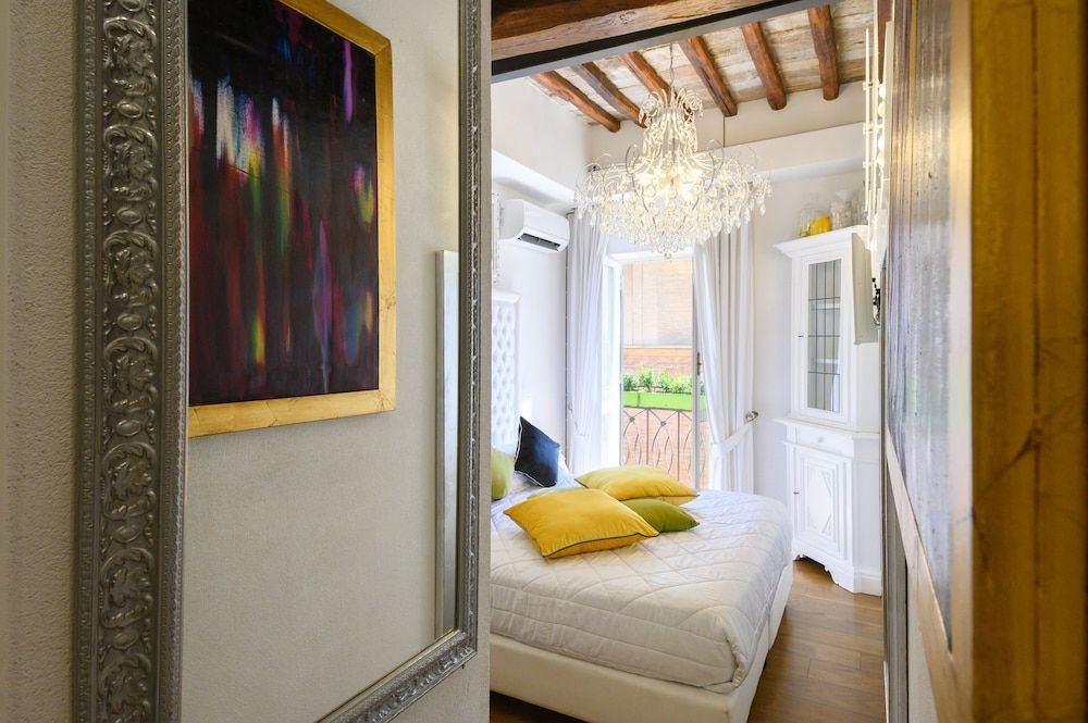 Domus Spagna Frattina Prestige Suite Deluxe Double Room, Balcony, City View 3