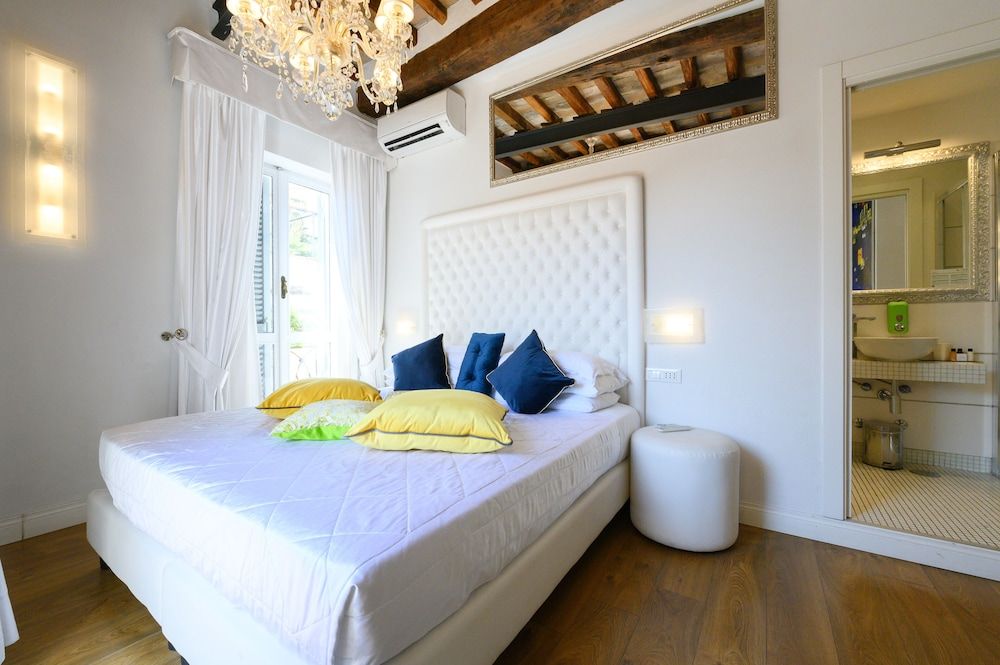 Domus Spagna Frattina Prestige Suite Deluxe Double Room, Balcony, City View 6