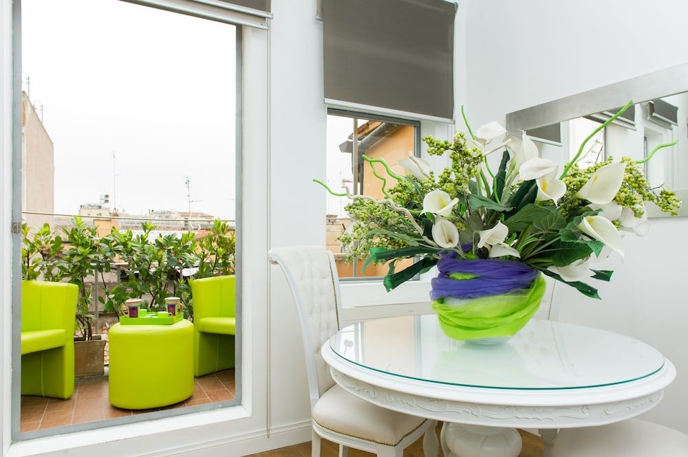 Domus Spagna Frattina Prestige Suite Junior Suite, 1 King Bed, Balcony, City View 2
