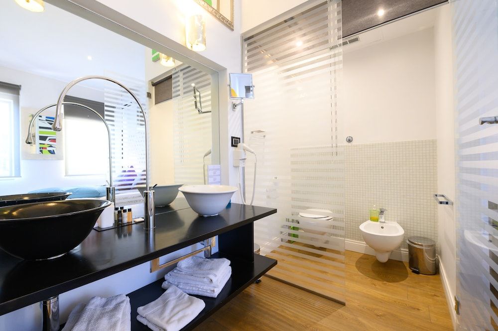 Domus Spagna Frattina Prestige Suite Junior Suite, 1 King Bed, Balcony, City View 15