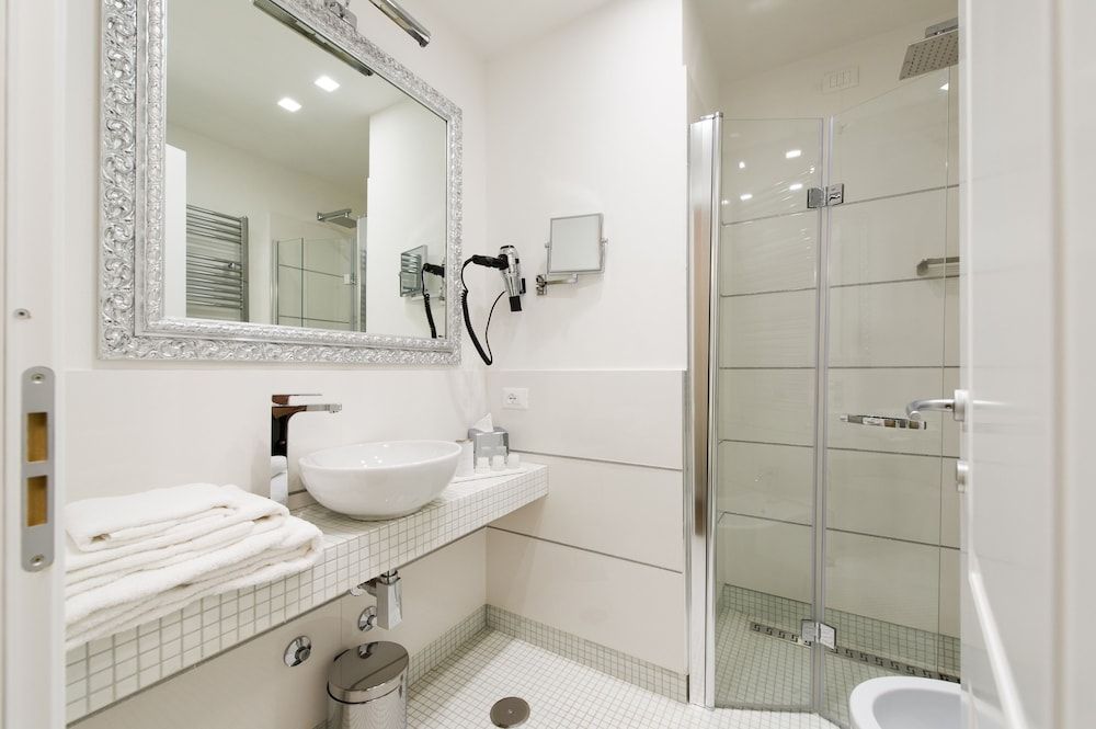 Domus Spagna Frattina Prestige Suite Superior Triple Room, Balcony, City View 11