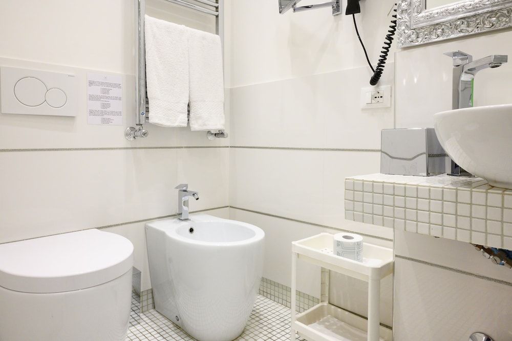 Domus Spagna Frattina Prestige Suite Deluxe Double Room, Balcony, City View 10