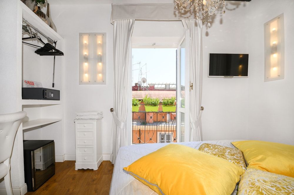 Domus Spagna Frattina Prestige Suite Deluxe Double Room, Balcony, City View 7