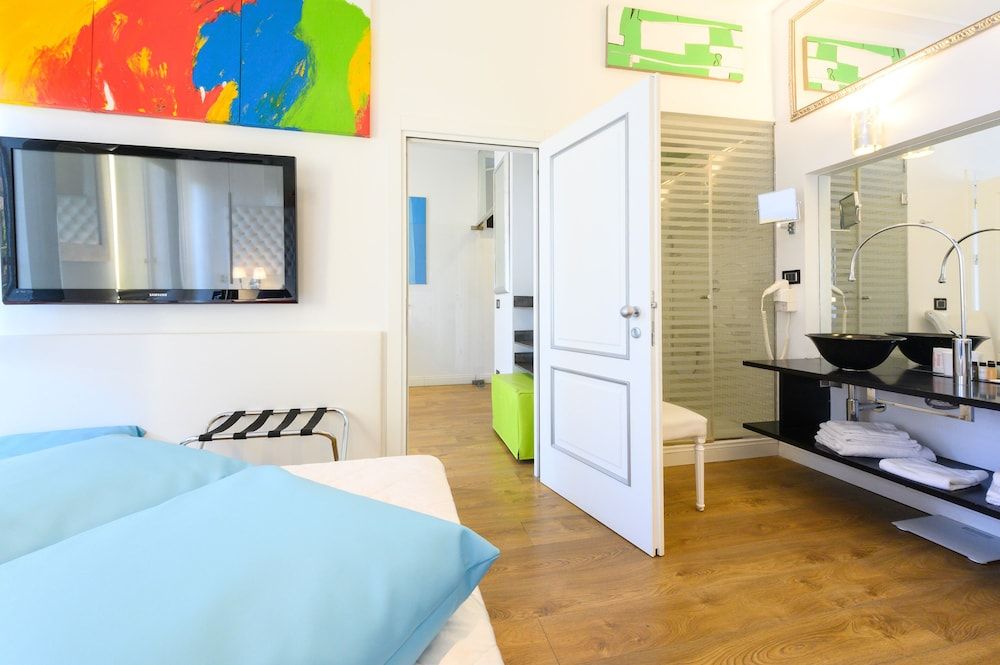 Domus Spagna Frattina Prestige Suite Junior Suite, 1 King Bed, Balcony, City View 8