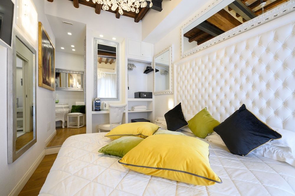 Domus Spagna Frattina Prestige Suite Deluxe Double Room, Balcony, City View 5