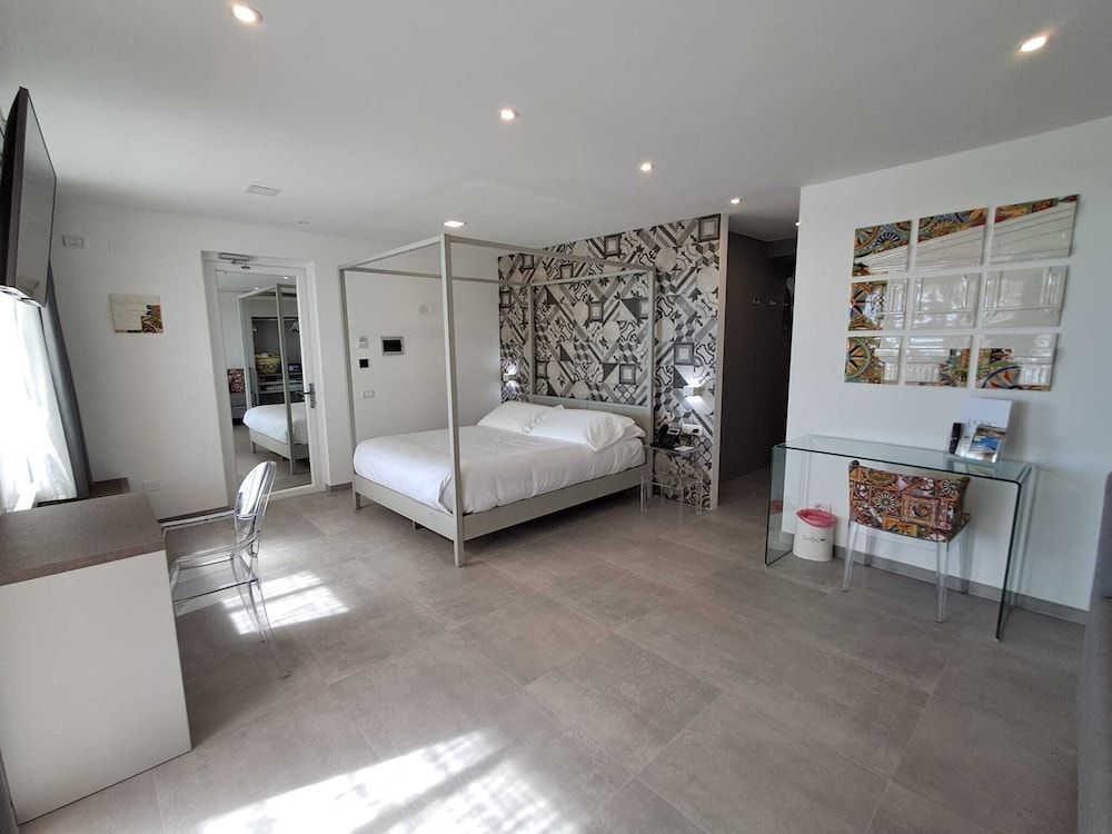 Queen room with spa & view