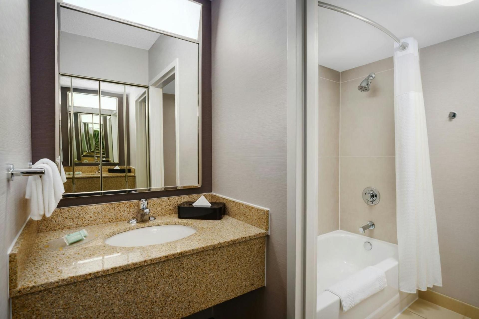 undefined Courtyard by Marriott Chicago Midway Airport 8