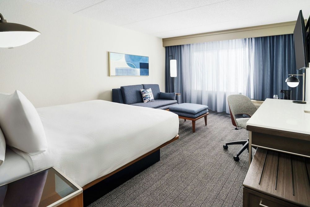 Courtyard by Marriott Chicago Midway Airport Room, 1 King Bed 2