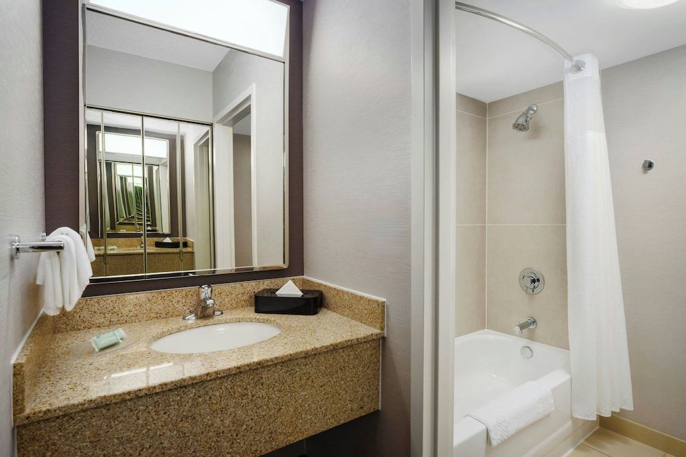 Courtyard by Marriott Chicago Midway Airport Room, 1 King Bed 4