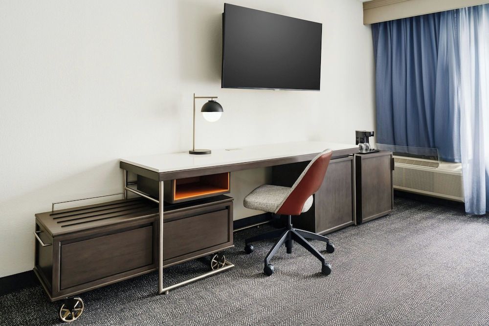 Courtyard by Marriott Chicago Midway Airport Room, 1 King Bed 5