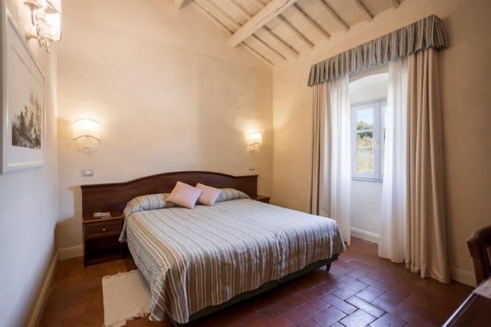 Fattoria di Maiano Classic Double or Twin Room, Pool Access 4