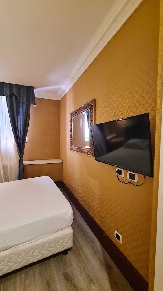 939 Hotel Basic Room, Non Smoking 6