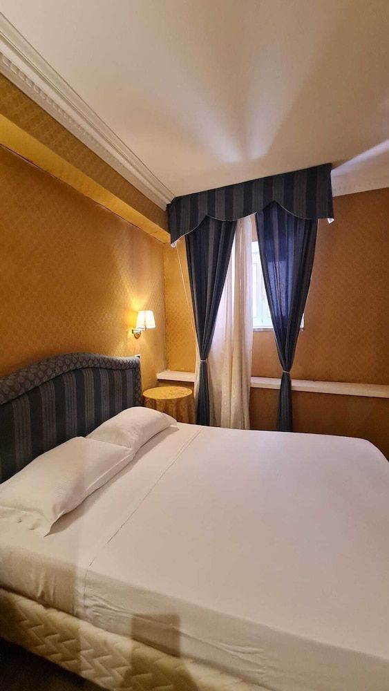 undefined 939 Hotel 8