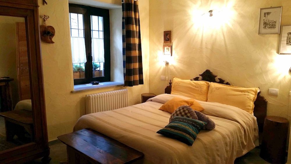 Queen and 1 Twin Room, Courtyard View