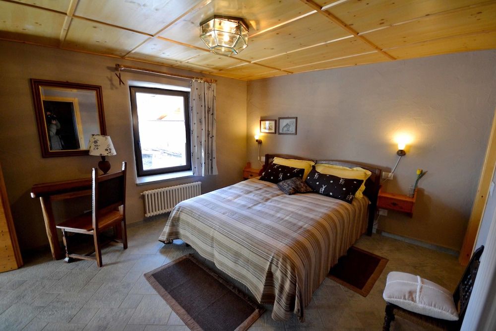 Queen and 1 Twin Room, Courtyard View