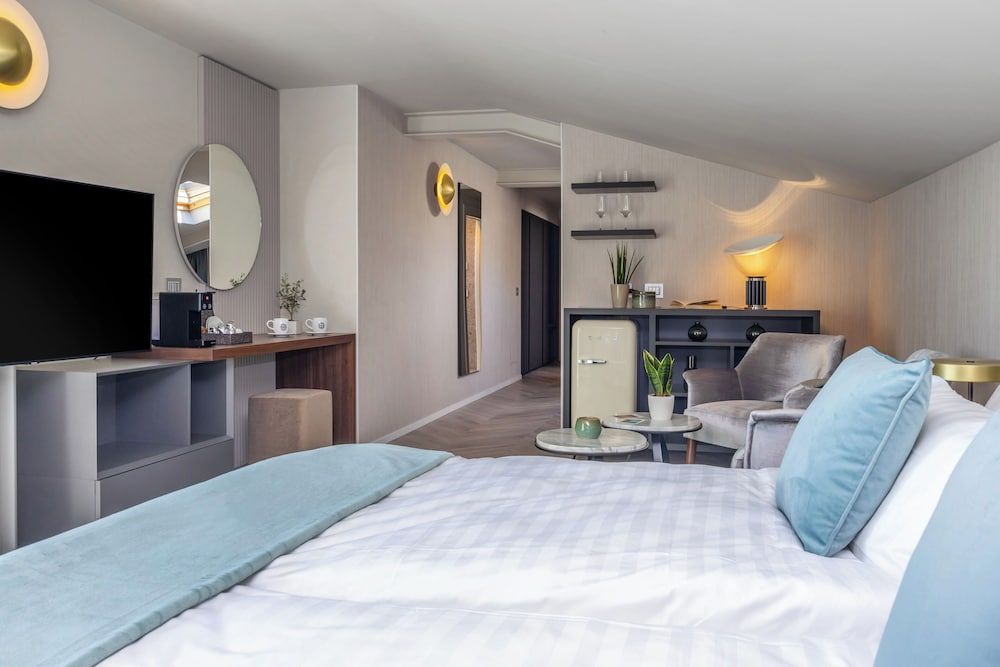 Panoramic Suite, 1 Bedroom, Lake View (SKYLIGHT Suite)