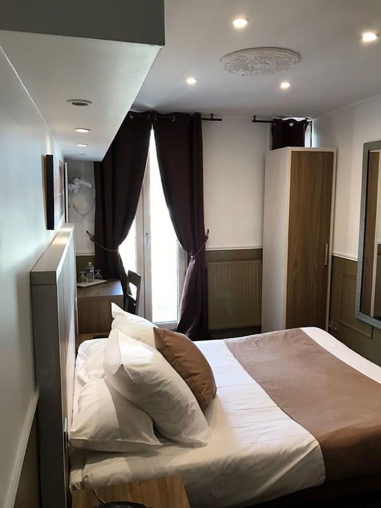 Grand Hotel Nouvel Opera Standard Double room with shower or bath 4