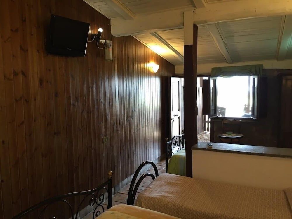 Agriturismo Monte Due Torri Classic Quadruple Room, 3 Bedrooms, Non Smoking, Park View 3