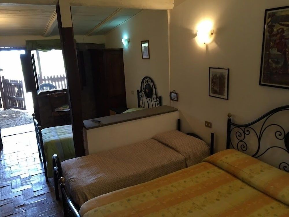 Agriturismo Monte Due Torri Classic Quadruple Room, 3 Bedrooms, Non Smoking, Park View 4