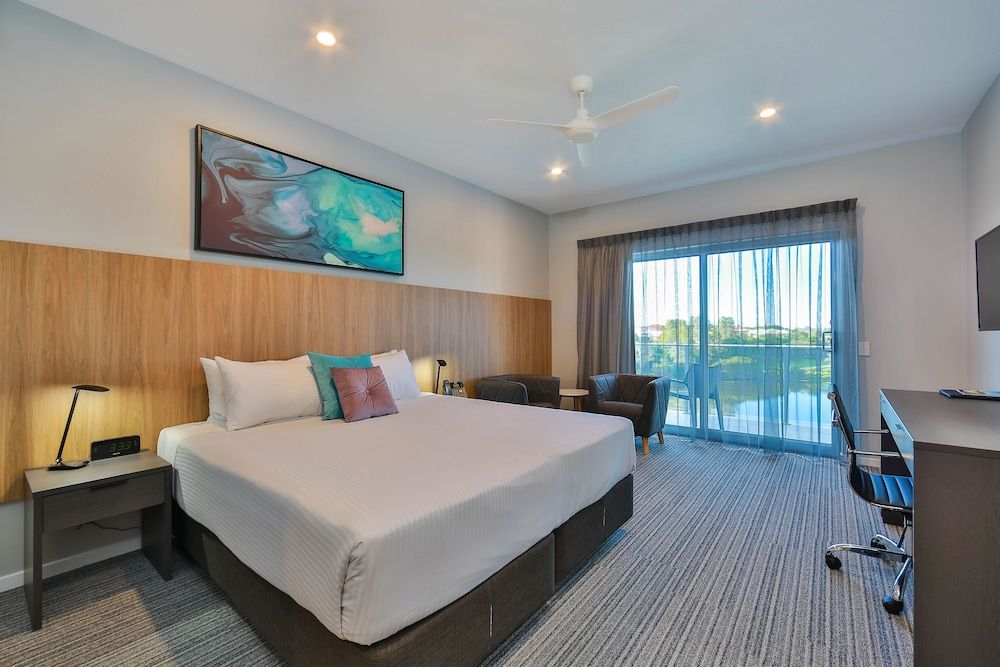 Executive Room, 1 King Bed, Balcony, Lake View