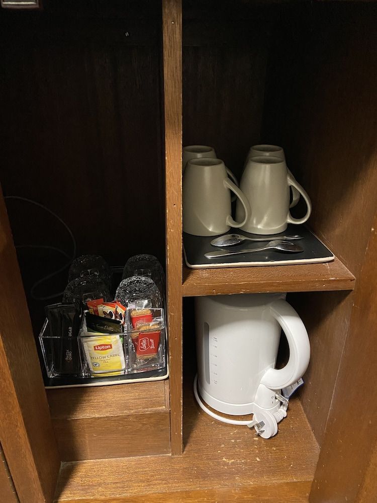 Adelaide Inn Walk In Shower - Deluxe Queen & Single with Courtyard 4