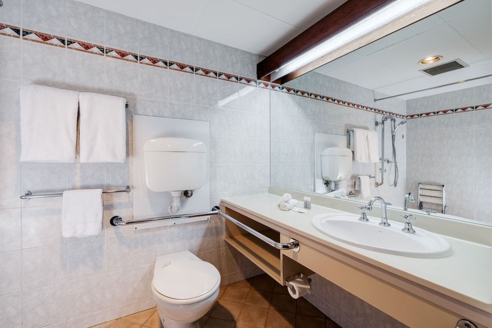 Adelaide Inn Walk In Shower - Deluxe Queen & Single with Courtyard 3