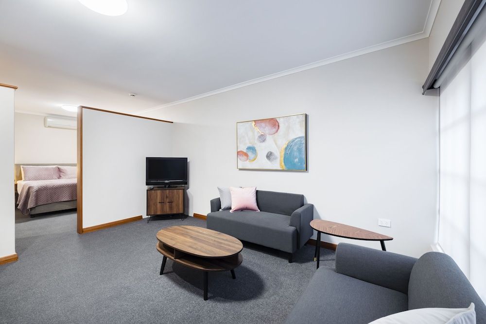 Adelaide Inn One Bedroom Suite 3
