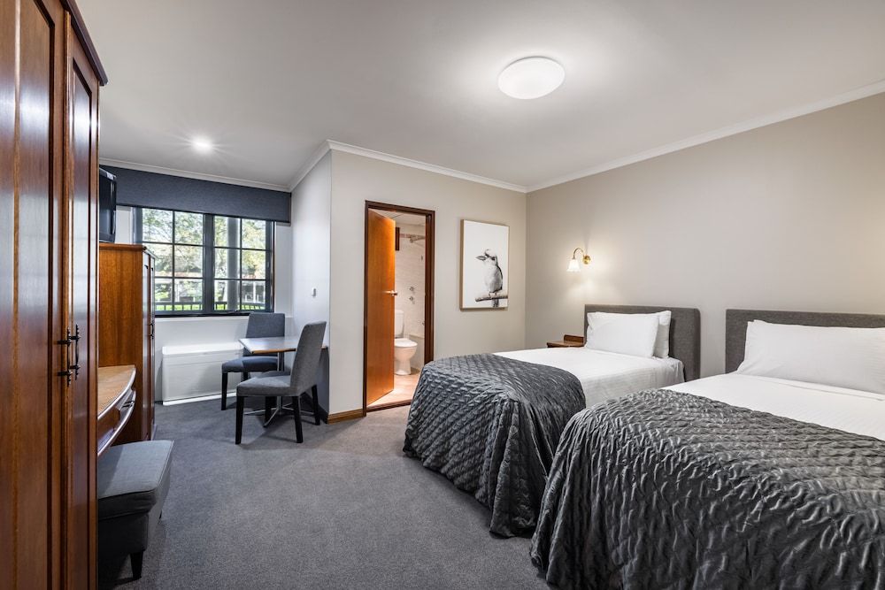 Adelaide Inn Standard Twin Room