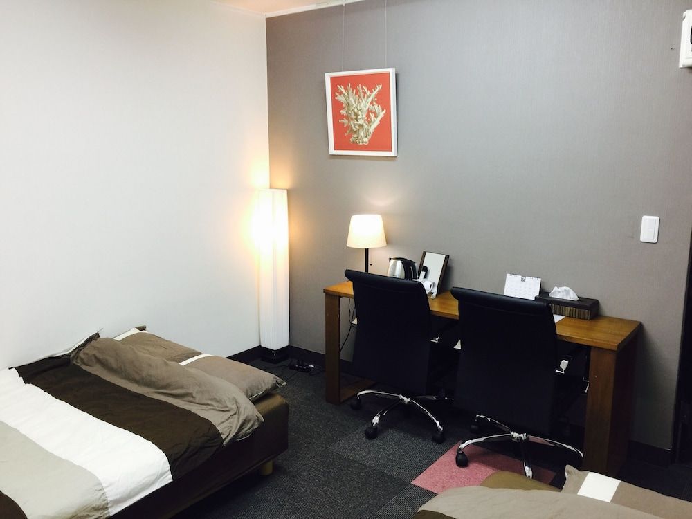 GIS Guest House Tokyo Twin Room (#302) 2