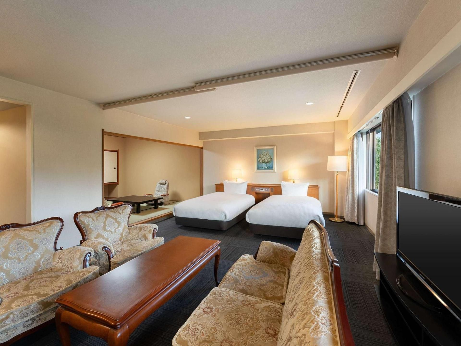 Classic Junior Suite with 2 single beds and 3 futon beds