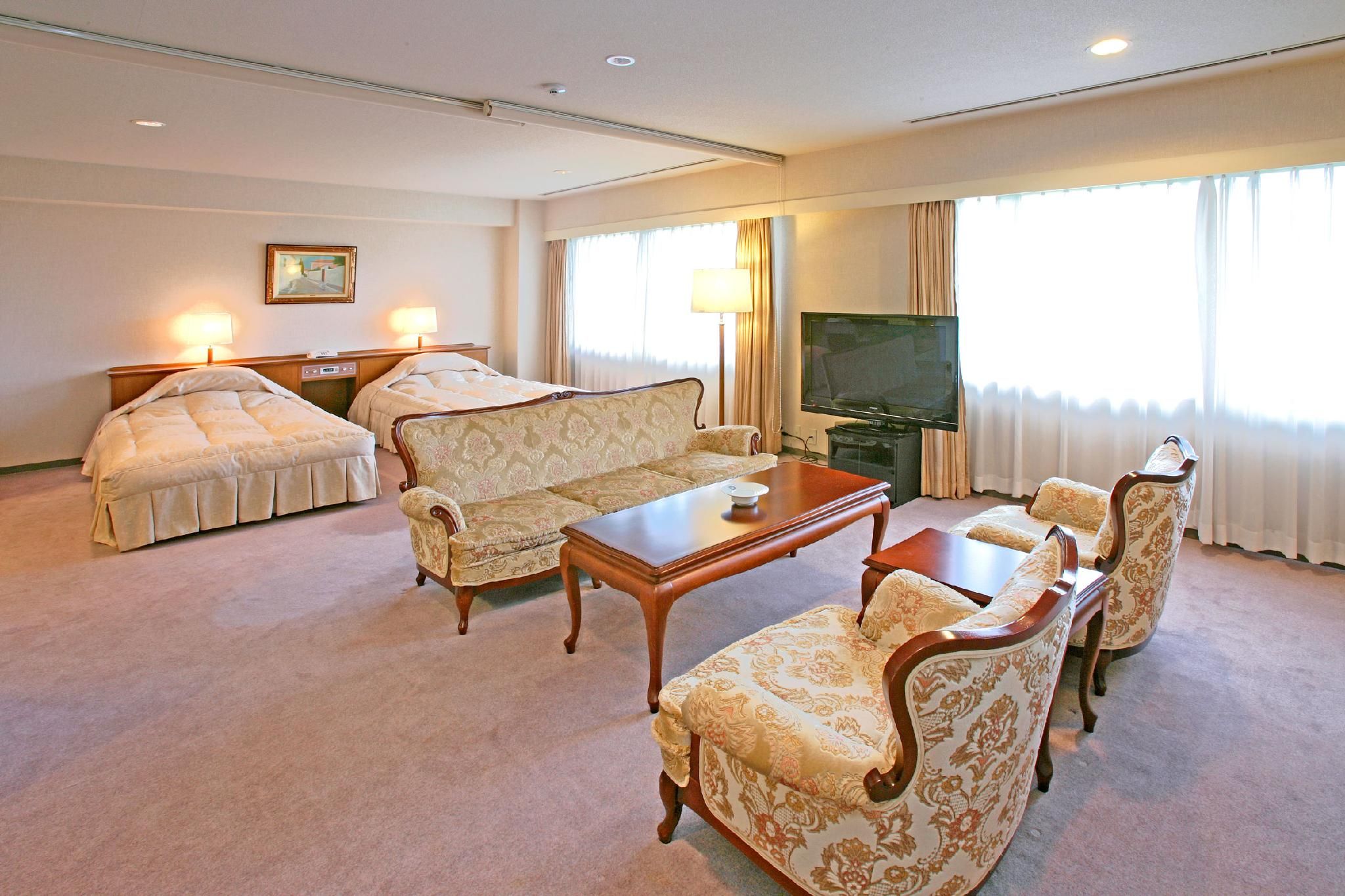 Classic Junior Suite with 2 single beds and 3 futon beds