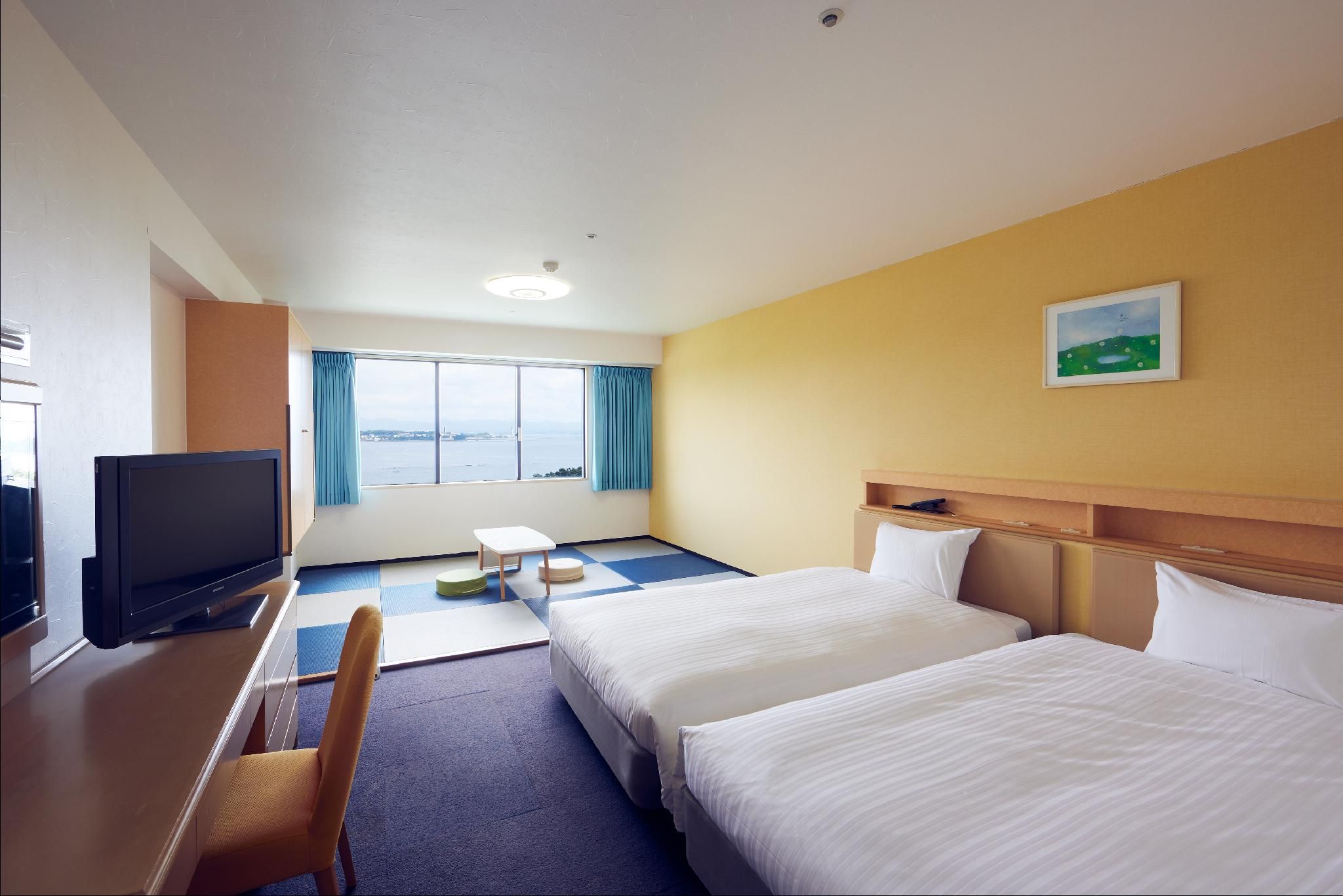 Standard Room, Japanese-Western style, 2 single beds and 2 futon beds, Ocean/Sea view